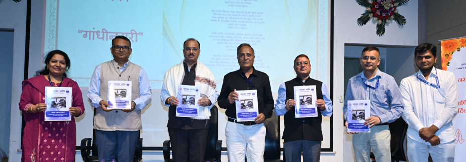 संस्‍थान की गृह पत्रिका ‘’प्‍लाज्‍़मा ज्‍योति’’ के 35वें अंक का विमोचन करते हुए मंचासीन गणमान्‍य सदस्‍यों के साथ आईपीआर की टीम